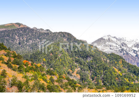 Kamikochi in autumn, looking towards Mt. Nishihotaka from the left bank of the Azusa River 109169952