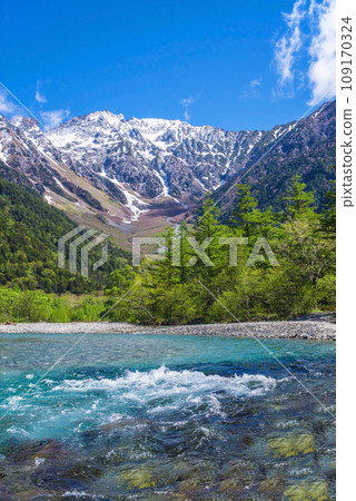 [Fresh green Kamikochi] Flowing Azusa River and remaining snow on the Hotaka Mountain Range 109170324