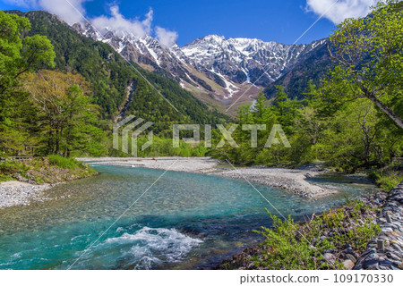[Fresh green Kamikochi] Flowing Azusa River and remaining snow on the Hotaka Mountain Range 109170330