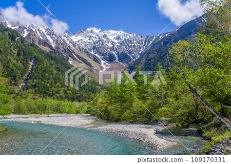 [Fresh green Kamikochi] Flowing Azusa River and remaining snow on the Hotaka Mountain Range 109170331