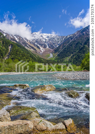 【新綠上高地】梓川的流動和穗高山脈的殘雪 【新綠上高地】梓川的流動和穗高山脈的殘雪 109170374