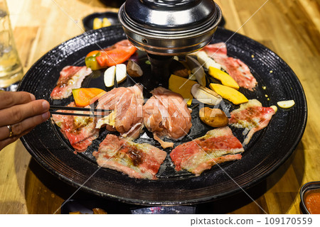 Traditional korean bbq with chicken, beef and vegetables Traditional korean bbq with chicken, beef and vegetables 109170559