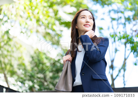 抬頭看著一個女商人 109171033