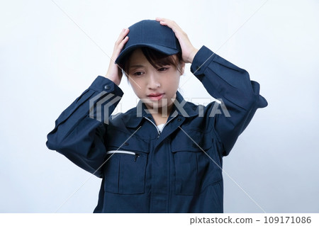 一名穿著問題工作服的女性形象 109171086