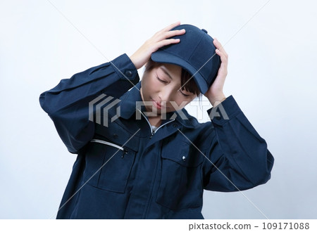 一名穿著問題工作服的女性形象 109171088