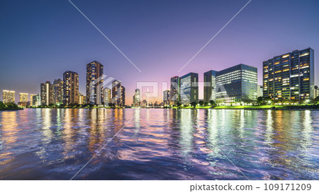 從隅田川露台看到的塔樓公寓夜景【東京都中央區】 從隅田川露台看到的塔樓公寓夜景【東京都中央區】 109171209