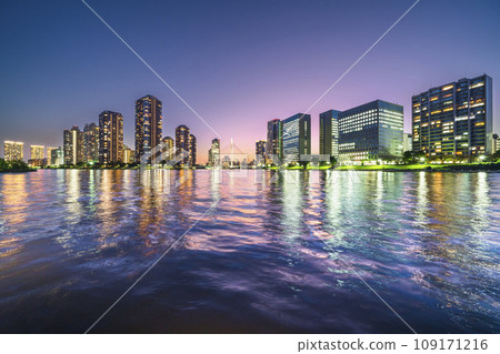 Night view of high-rise apartment complexes along the Sumida River [Chuo-ku, Tokyo] 109171216