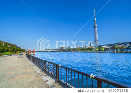 隅田川露台的風景，俯瞰晴空塔、櫻橋等[東京都墨田區～台東區] 109171218