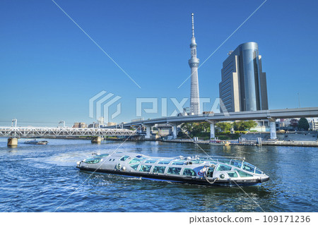 View of the water bus running along the Sumida River and the Tokyo Sky Tree [Tokyo, Sumida Ward - Taito Ward] 109171236