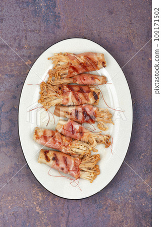 Enoki mushrooms rolls 109171502