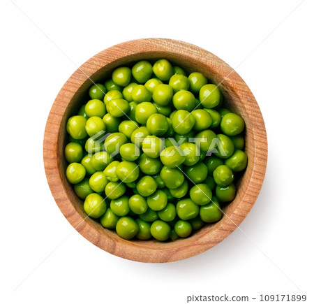 Canned peas in a wooden plate close-up on a white background. Top view 109171899