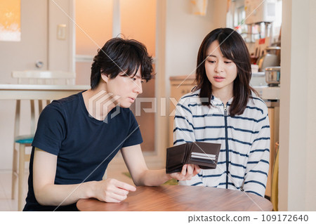 一對年輕夫婦因缺錢而苦惱 一對年輕夫婦因缺錢而苦惱 109172640