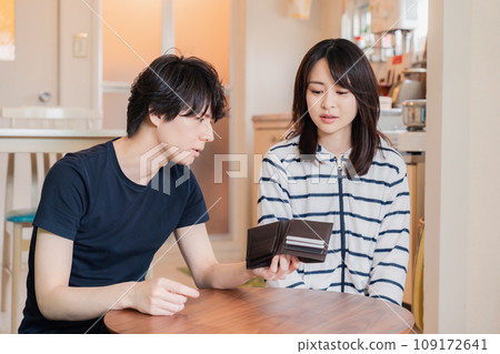 一對年輕夫婦因缺錢而苦惱 一對年輕夫婦因缺錢而苦惱 109172641