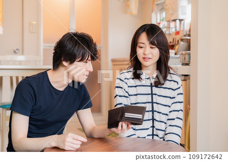 一對年輕夫婦因缺錢而苦惱 一對年輕夫婦因缺錢而苦惱 109172642