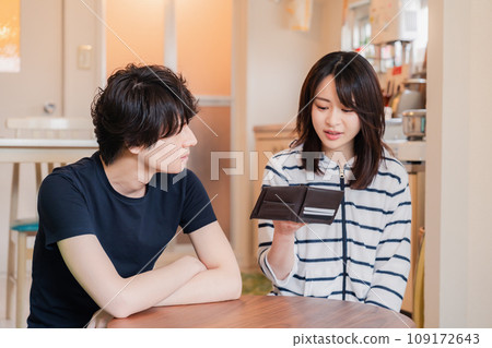 一對年輕夫婦因缺錢而苦惱 一對年輕夫婦因缺錢而苦惱 109172643