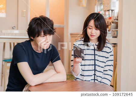 一對年輕夫婦因缺錢而苦惱 109172645