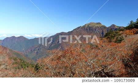 從土屋周圍眺望景森的秋景(愛媛縣熊高原町) 從土屋周圍眺望景森的秋景(愛媛縣熊高原町) 109173009