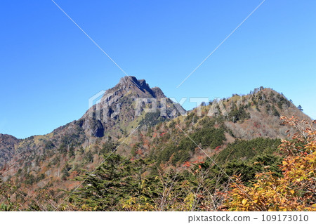 Autumn view of Mt. Ishizuchi from around Tsuchigoya (Kumakogen Town, Ehime Prefecture) 109173010
