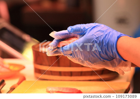 A craftsman who makes sushi A sushi chef's hands A craftsman who makes sushi A sushi chef's hands 109173089