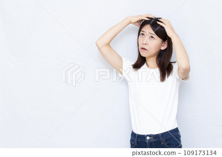 A woman in her 40s who cares about her scalp A woman in her 40s who cares about her scalp 109173134
