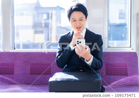 通勤列車上的中年商人攝影合作:京王電鐵株式會社 通勤列車上的中年商人攝影合作:京王電鐵株式會社 109173471