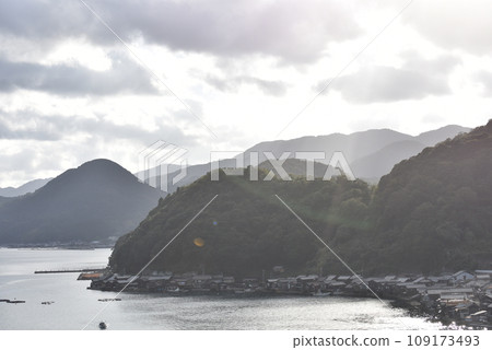 多雲的天空下的島嶼和遠處的山脈 109173493