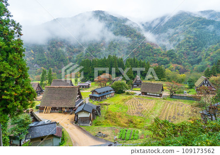 Gokayama, Toyama Prefecture, Gassho-zukuri village in autumn rain and mountains covered in rain 109173562
