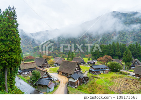 Gokayama, Toyama Prefecture, Gassho-zukuri village in autumn rain and mountains covered in rain Gokayama, Toyama Prefecture, Gassho-zukuri village in autumn rain and mountains covered in rain 109173563