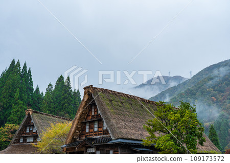 Gokayama, Toyama Prefecture, Gassho-zukuri village in the autumn rain Gokayama, Toyama Prefecture, Gassho-zukuri village in the autumn rain 109173572