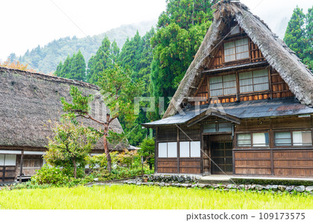 Gokayama, Toyama Prefecture, Gassho-zukuri village in the autumn rain Gokayama, Toyama Prefecture, Gassho-zukuri village in the autumn rain 109173575