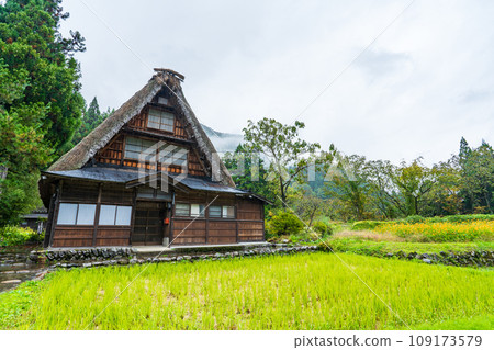 Gokayama, Toyama Prefecture, Gassho-zukuri village in the autumn rain Gokayama, Toyama Prefecture, Gassho-zukuri village in the autumn rain 109173579
