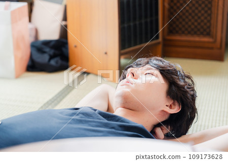 躺在父母家的年輕人 躺在父母家的年輕人 109173628