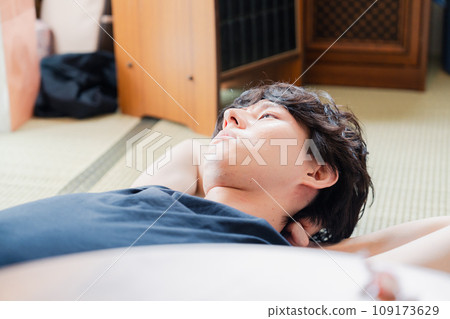 躺在父母家的年輕人 躺在父母家的年輕人 109173629