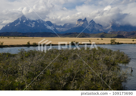 Toro Lake and Cordillera Paine. 109173690