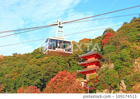 岐阜縣岐阜市、岐阜公園三層塔和金華山索道的風景 岐阜縣岐阜市、岐阜公園三層塔和金華山索道的風景 109174513