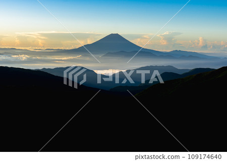 攀登靜岡縣的日本百座名山潮見岳，魔法時刻富士山 109174640