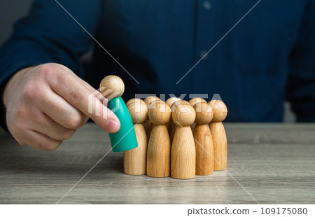 Hire a new employee. Integration of new members. Found a community. Hiring and recruiting, human resources. Divide customers into groups. 109175080