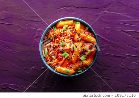 Rabokki, tteokbokki or topokki with ramen, Korean street food, spicy rice cakes 109175116