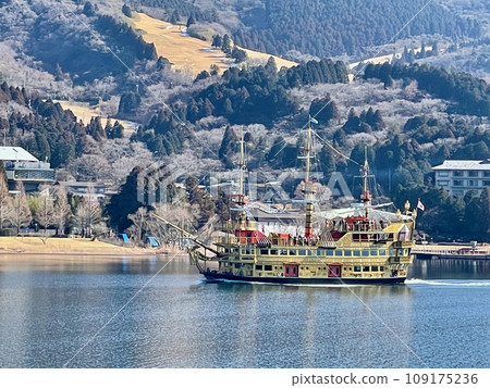 蘆之湖和一艘海盜船,背景是山脈 蘆之湖和一艘海盜船,背景是山脈 109175236