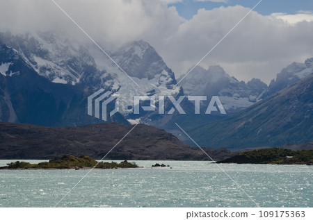 Pehoe lake and Cordillera Paine.  109175363