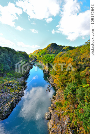 [岐阜縣] 加茂郡八津町、金山橋的秋景 109175648