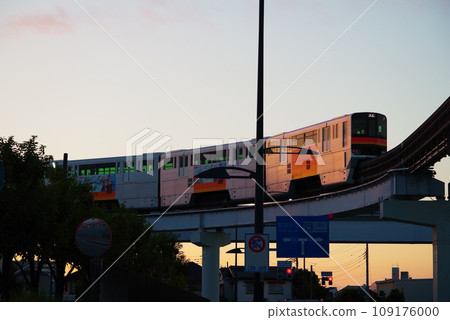 Tama Urban Monorail early in the morning Tama Urban Monorail early in the morning 109176000