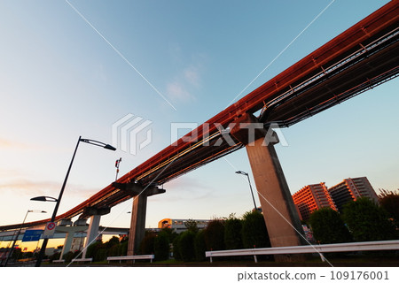 Tama Urban Monorail early in the morning Tama Urban Monorail early in the morning 109176001