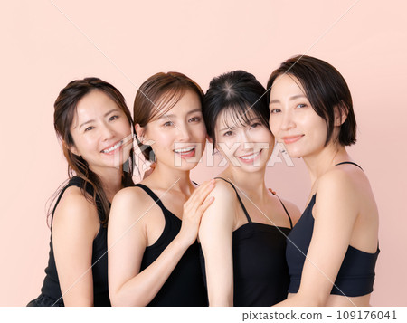 Beauty image of a group of middle-aged women 109176041