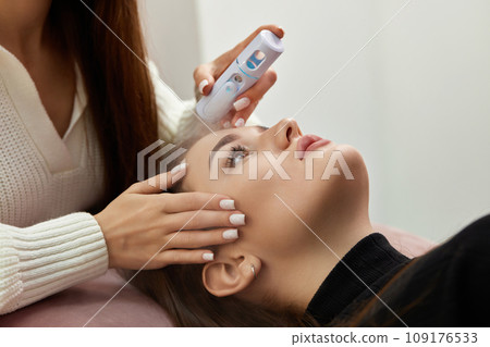 cosmetologist using primer spray for eyelash extension procedure in salon cosmetologist using primer spray for eyelash extension procedure in salon 109176533