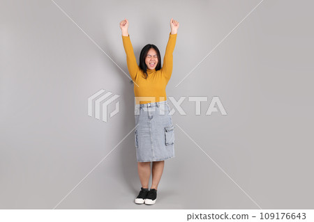 Full Length Woman 109176643