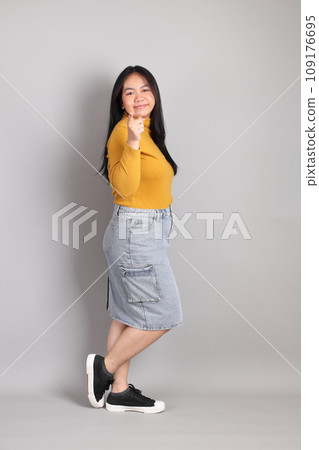 Full Length Woman 109176695