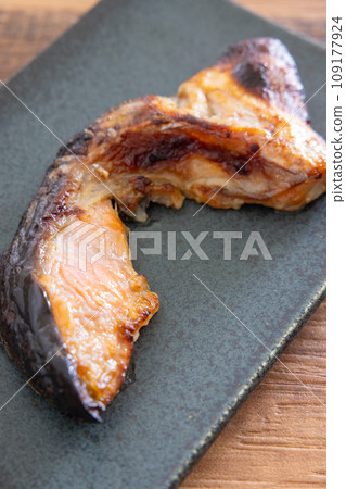 西京烤美味的銀鮭魚 109177924