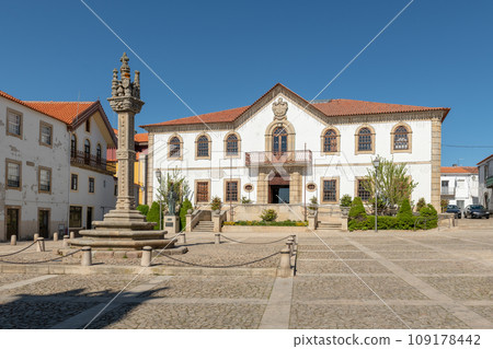 Pillory and the city hall building of Vila Nova de Foz Coa 109178442