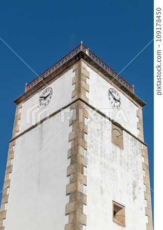 Pillory and the city hall building of Vila Nova de Foz Coa 109178450